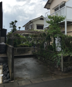 今回のご依頼は駐車場に伸びたツル撤去です。