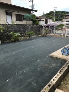 今回のご依頼は…防草シートの施工です。