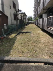 今回のご依頼は…空き地の草刈りです。